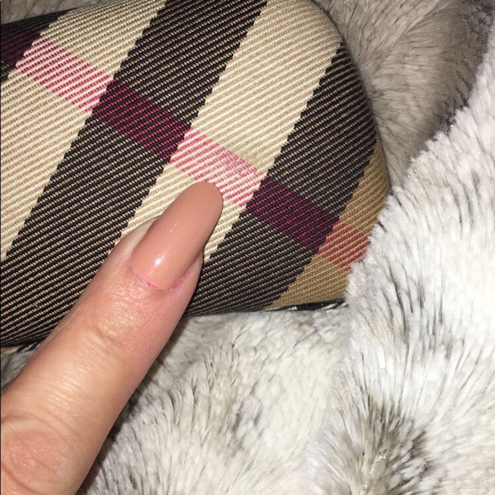 Burberry case - Picture 2 of 4